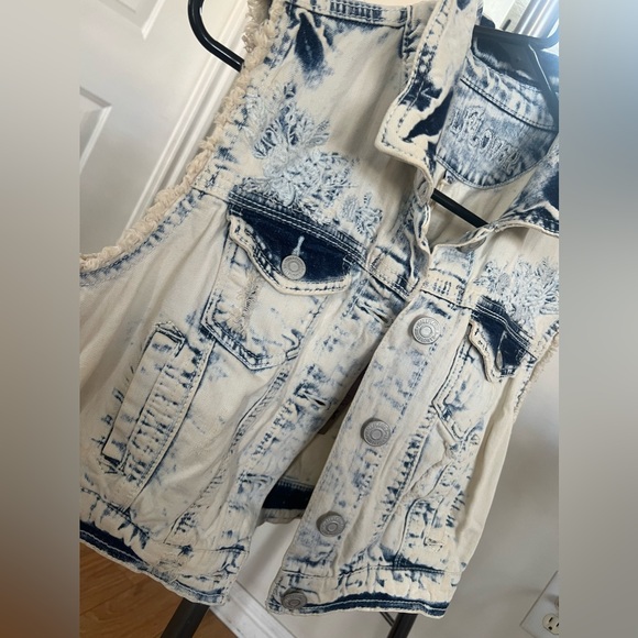 Wallflower Vintage Acid Wash Denim Trucker Vest Raw Edge Embroidered Detailing - Picture 3 of 12